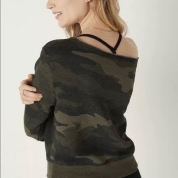 PINK Victoria’s Secret Camo Sweatshirt + Large Duffle Bag! - Picture 3 of 15